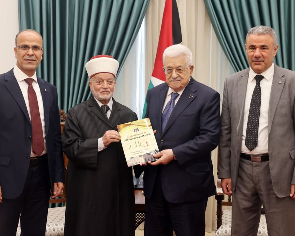 الرئيس يستلم تقرير دار الإفتاء الفلسطينية للعام 2025