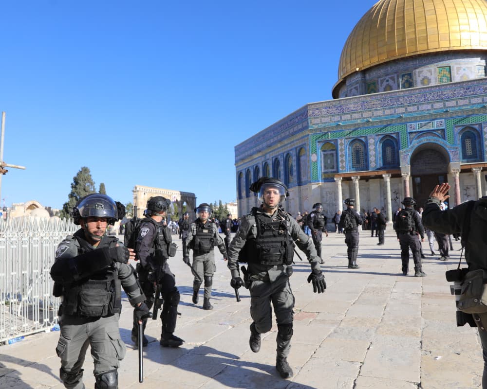 القدس: استشهاد 3 واعتقال 115 بمداهمة الأقصى