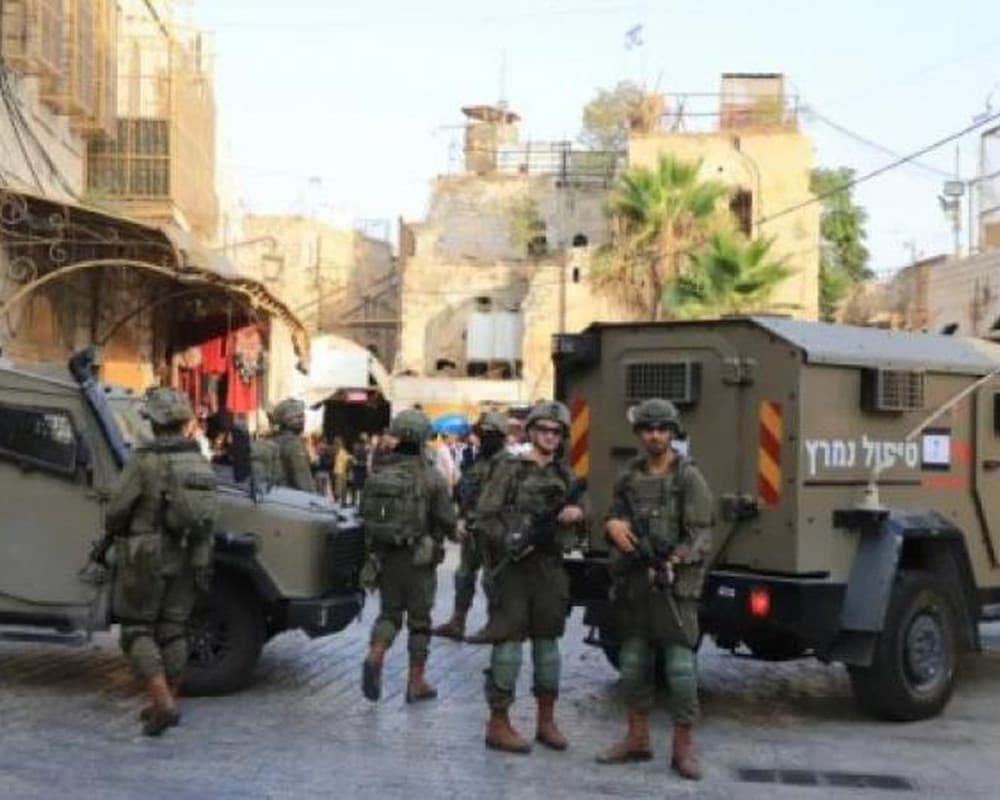 الاحتلال يفحص منازل ويصادر مركبة في الخليل