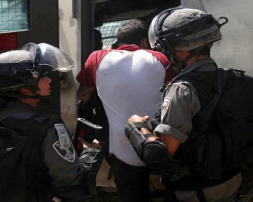 Jerusalem: Occupation forces detain Beit Anan student and raid Al Ram