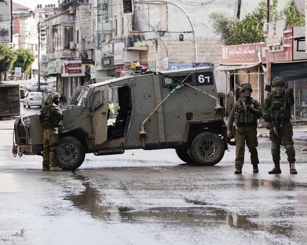 الاحتلال يعتقل ثلاثة من دير الغصون و الجاروشية