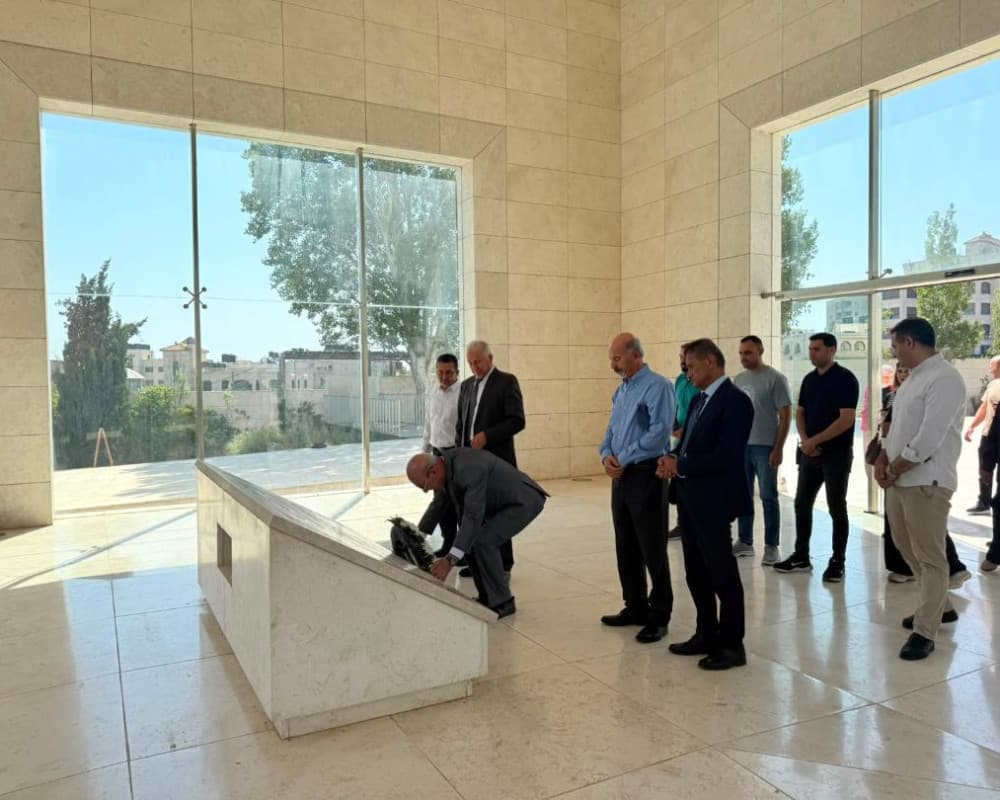 إكليل على قبر ياسر عرفات في ذكرى ميلاده