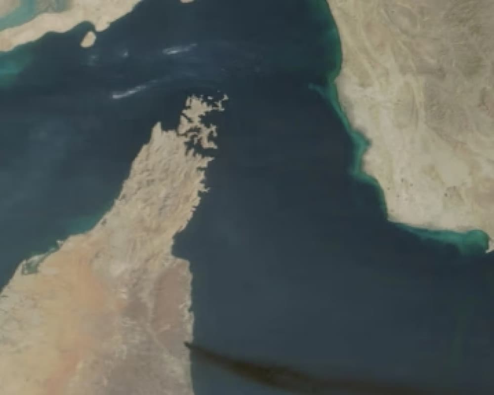إيران وعمان تقترب من إعادة فتح مضيق هرمز