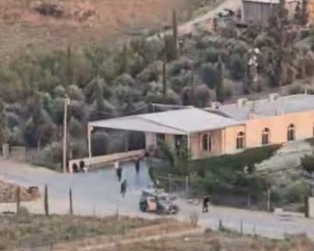مستوطنون يهاجمون مسجدا ويعتقلون سبعة في إذنا
