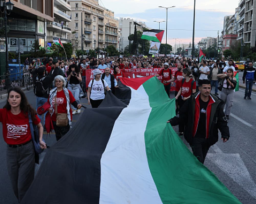 إسرائيل تنبه مواطنيها في اليونان وتلاحق جندياً بفيتنام