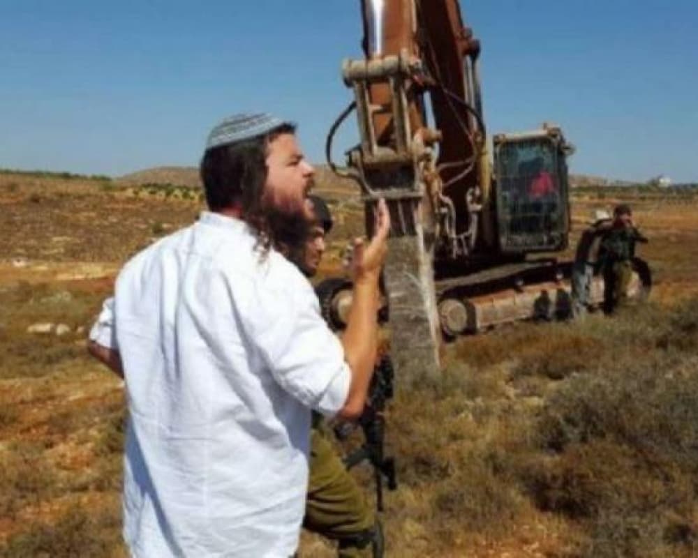 مستوطنون يقتلعون أراضي في سالم شرق نابلس