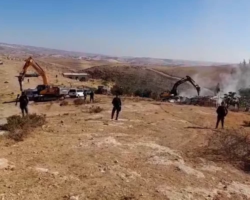 الاحتلال يهدد منزل ويحفر بئرا في يطا