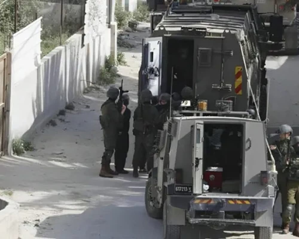 Occupation forces raid Qalandiya camp and plan demolitions
