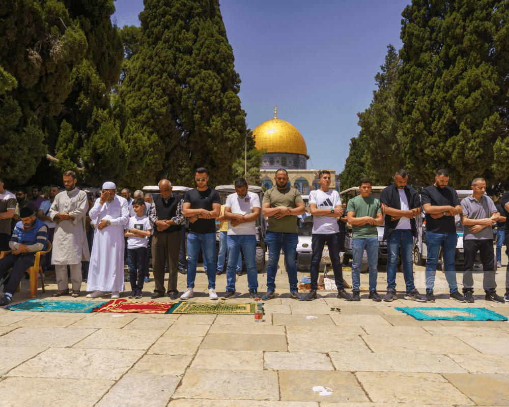 70 ألفا يصليون في الأقصى رغم الاحتلال