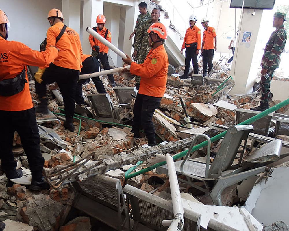 Indonesia reports 7.7 quake and tsunami alerts