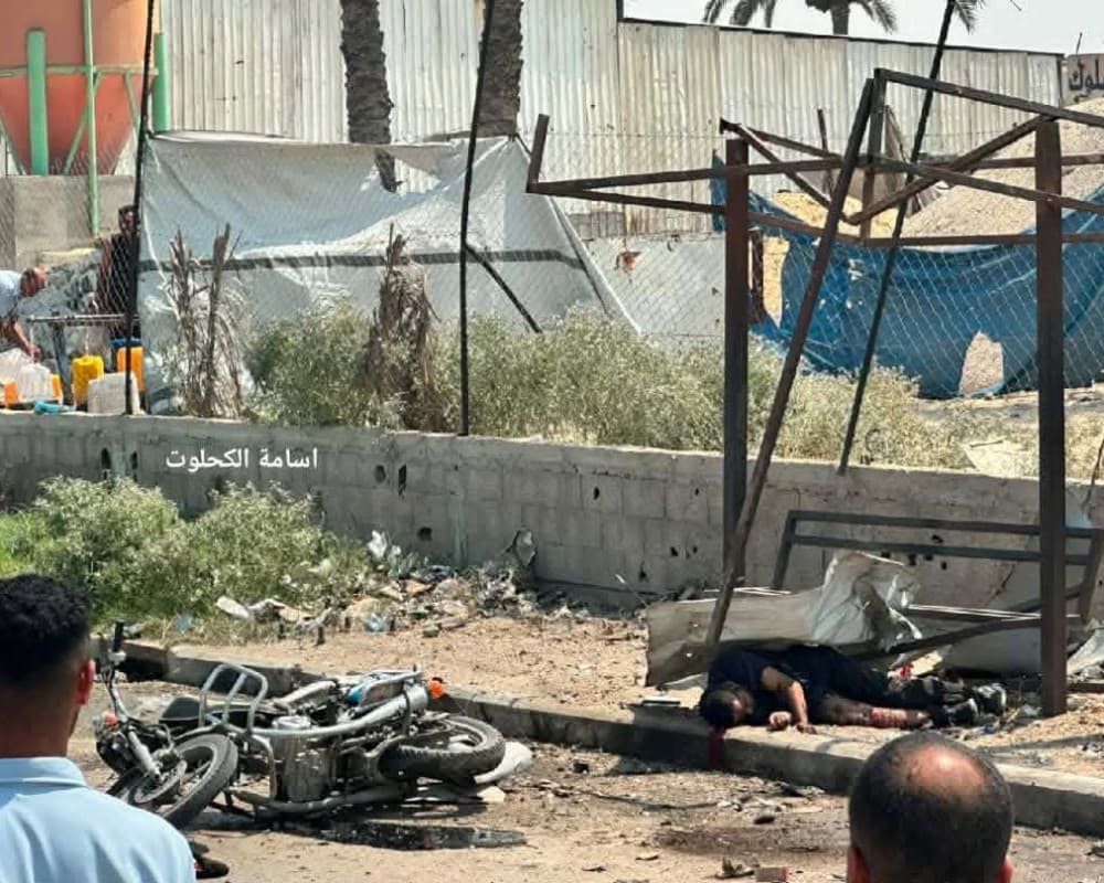 ثلاث إصابات جراء قصف على دراجة نارية في دير البلح