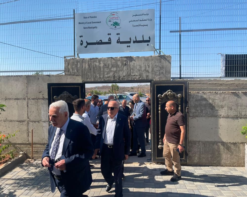 Delegation Inspects Qusra Development