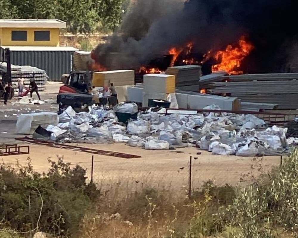 Colonizers set fire to factory area in Ayn Sinya