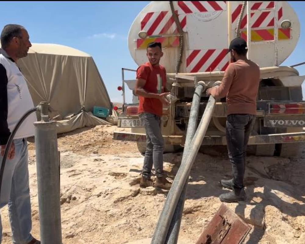 صهاريج المياه تواصل توصيلها لمسافر يطا
