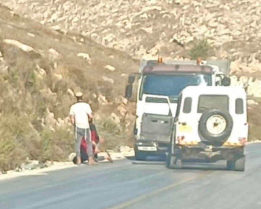 مستعمر يختطف شابين في نابلس