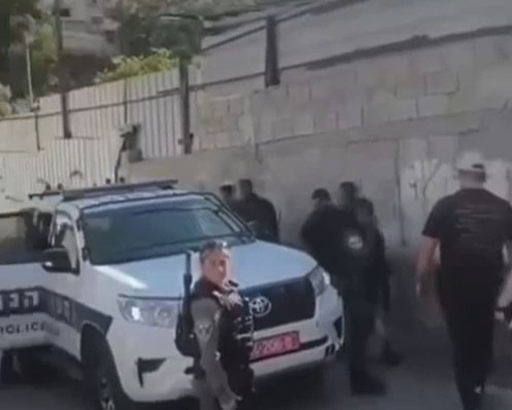 الاحتلال يعتقل وزير القدس ويصادر أموال الأسرى