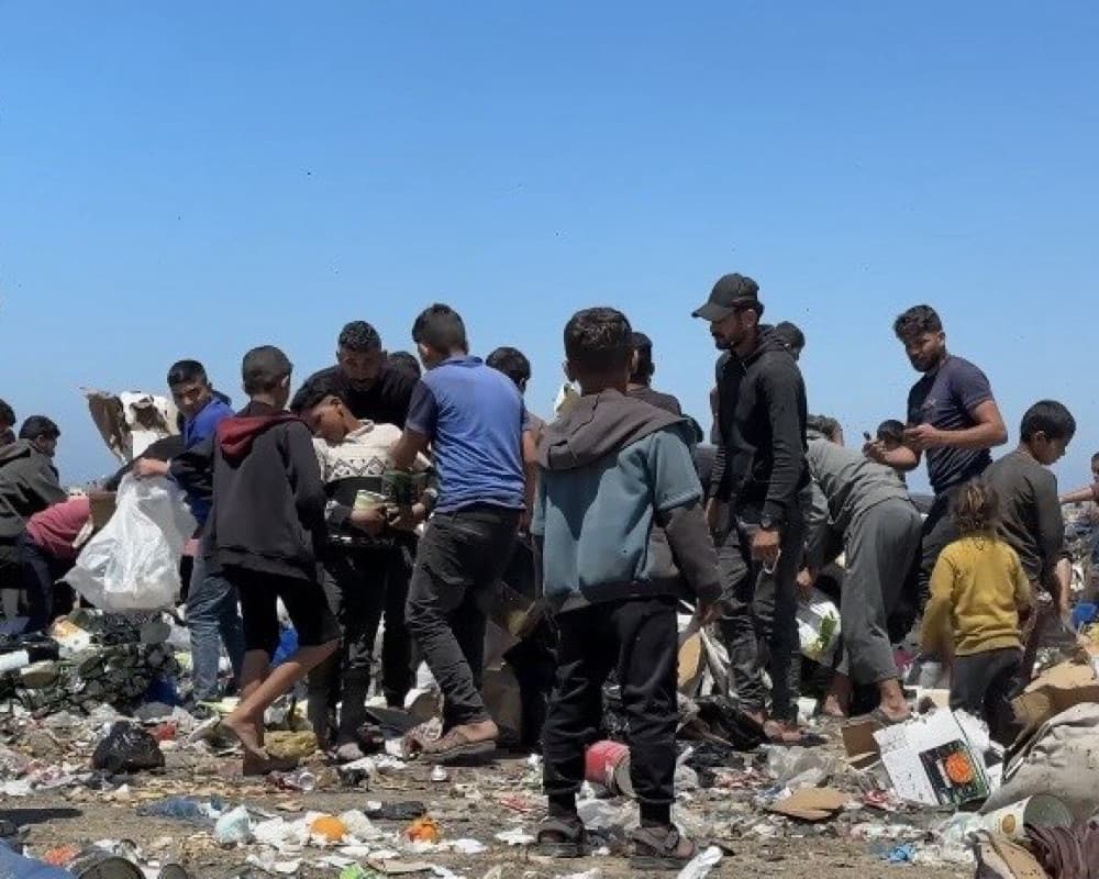 نازحو شمال غزة يعوّلون على مكبات النفايات في ظل نقص الخدمات
