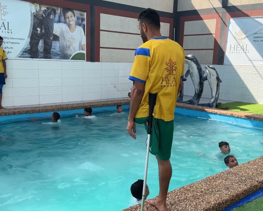 مبتورو غزة يعيدون الثقة في الماء