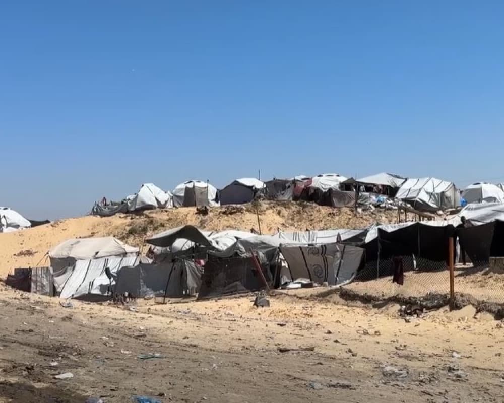 Displaced Gaza residents face health risks amid trash