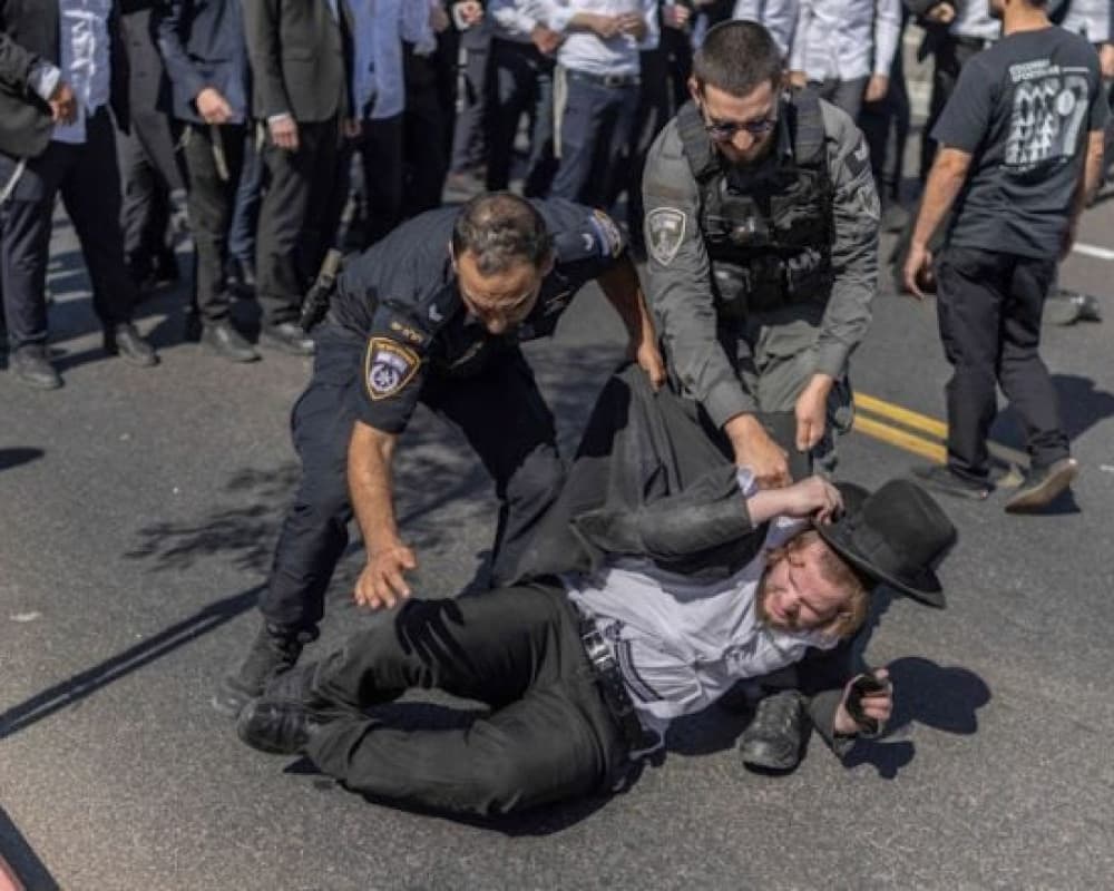 اشتباكات بين الشرطة والمتظاهرين في تل أبيب