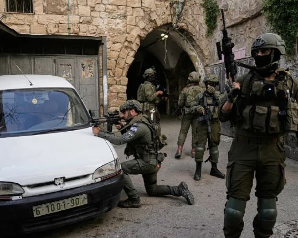 هآرتس: الفلسطينيون بالضفة يبتعدون عن الانتفاضة