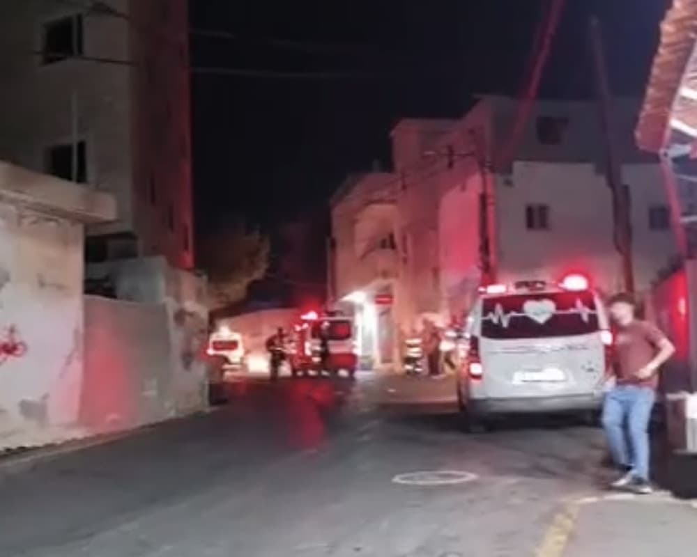 إصابة خطيرة واثنين بالرصاص في هجوم للمستوطنين على المغير