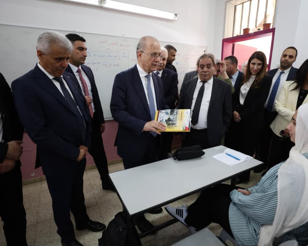 رئيس الوزراء يزور مدرسة بنات العبيات