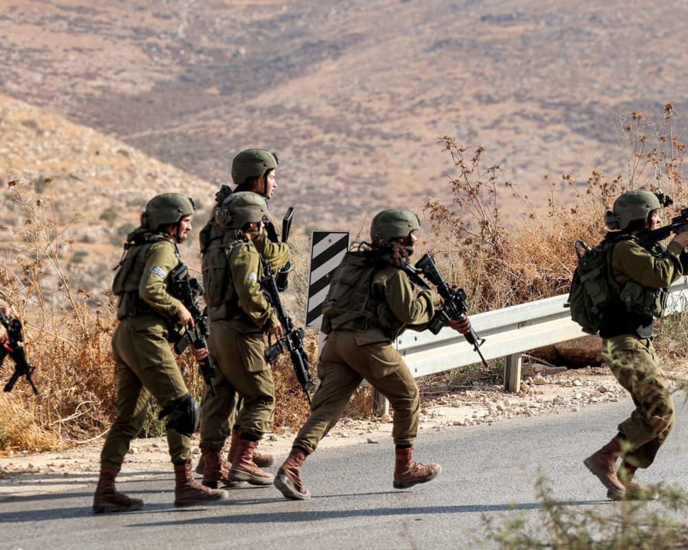 الجيش الإسرائيلي يحقق مع فلسطينيين ويفحص مواقع بنابلس