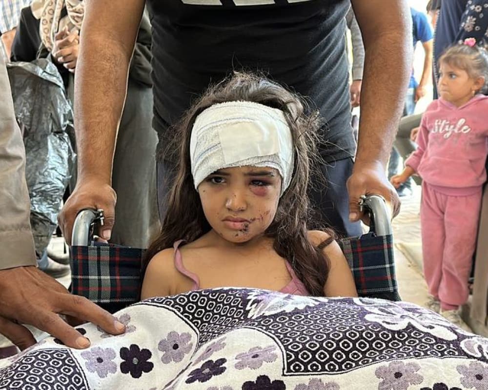 مفوض حقوق الإنسان يحذر من جرائم حرب في غزة