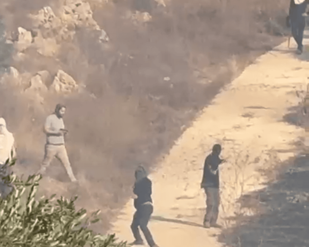 مهاجمون يهاجمون منازل في برقا