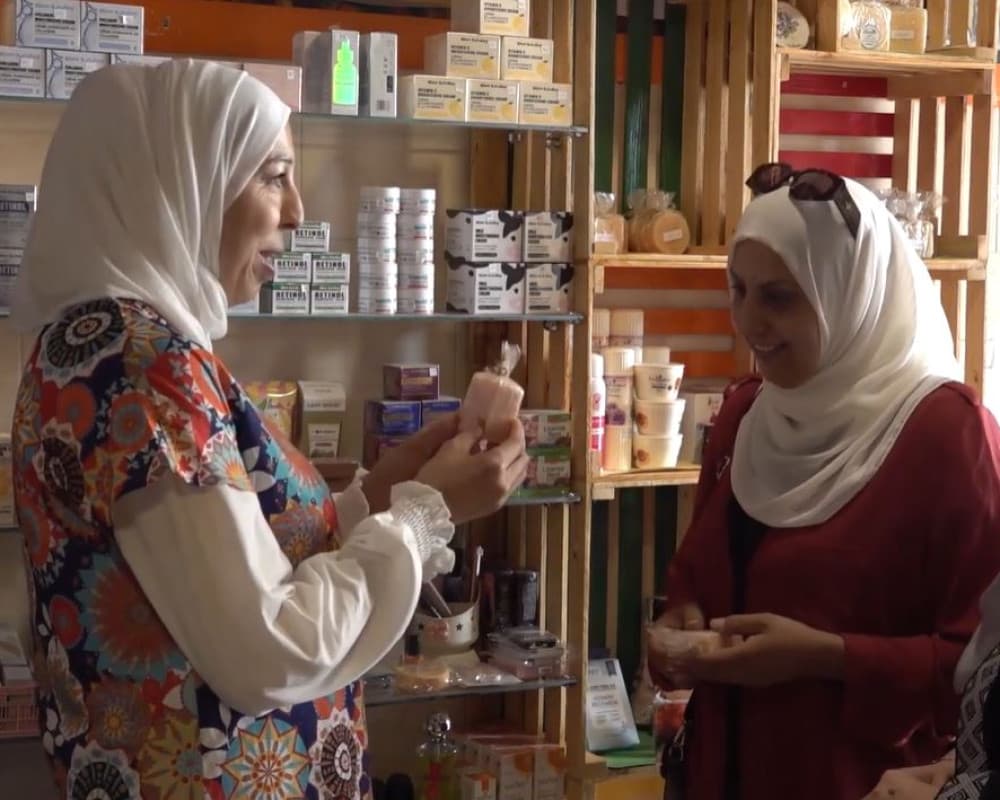 فلسطينية تحول الأعشاب والزيت لمشروع مقاومة