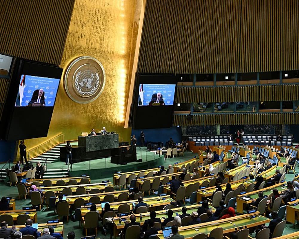 عباس يؤكد مواجهة الفلسطينيين فصولا خطيرة