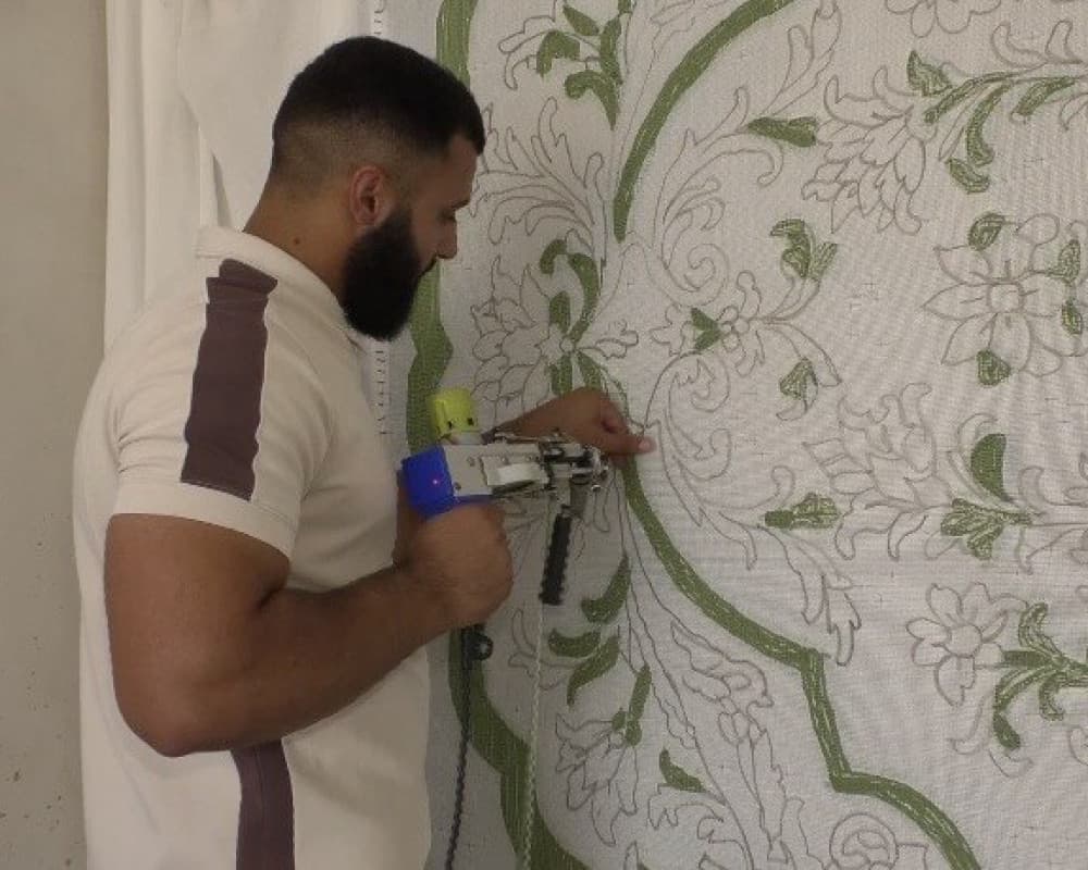 محمد أبو صلاح يطلق مشروع صناعة السجاد الفلسطيني