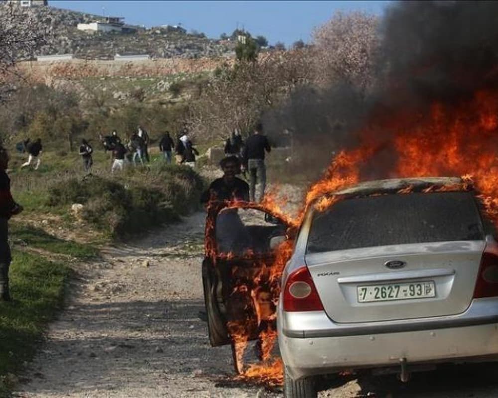 Settlers set vehicle on fire and attack homes in Sawa