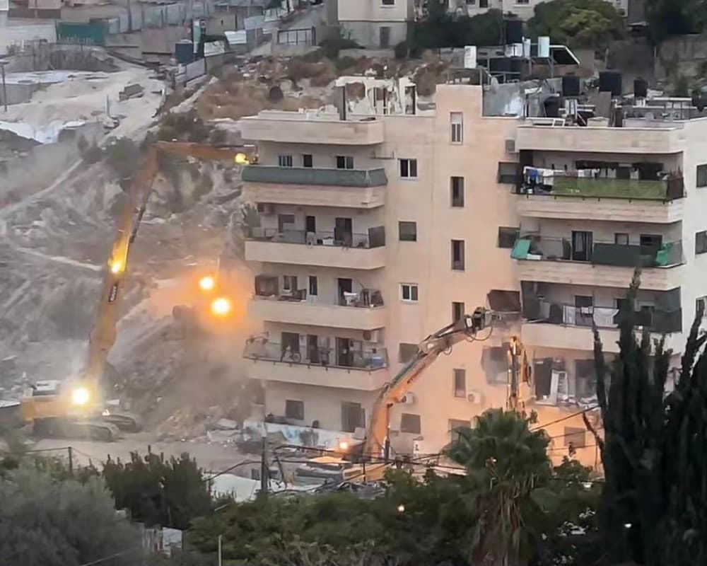 Occupation demolishes five-story building in Jerusalem