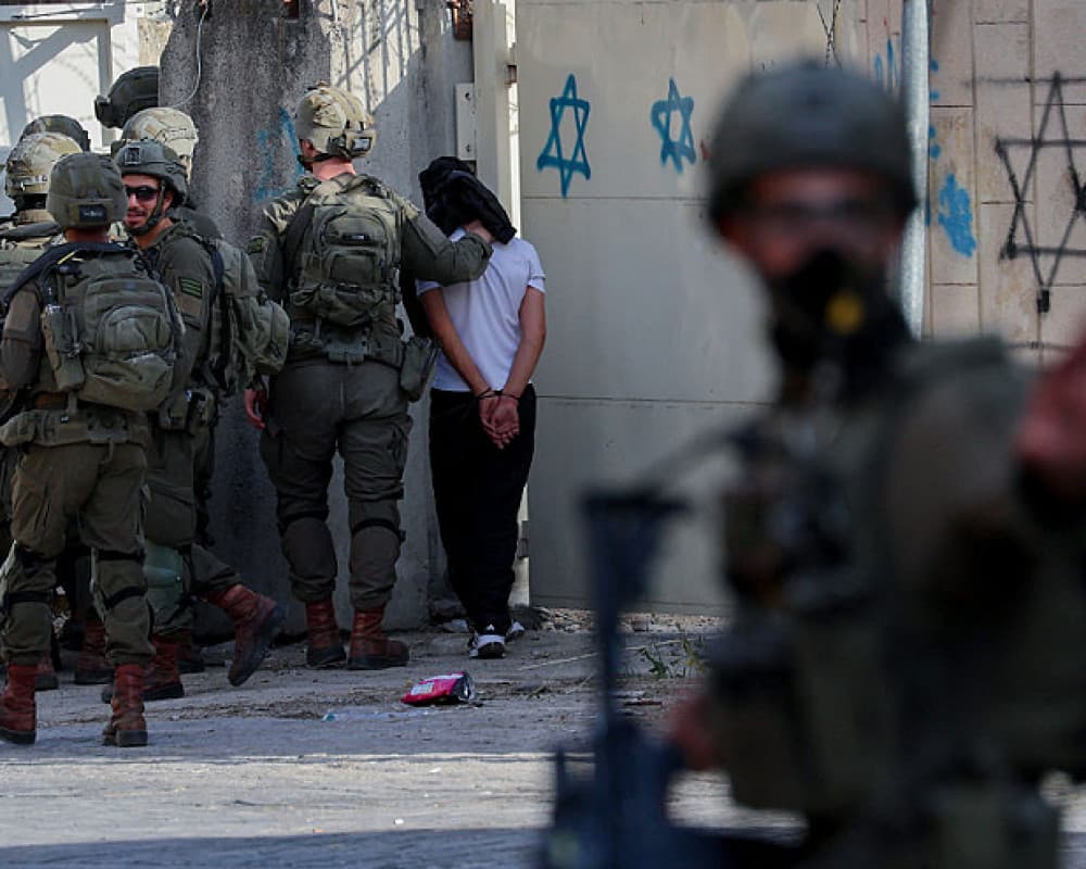 95 فلسطينيًا بين اعتقال وتحقيق في الضفة مساء أمس