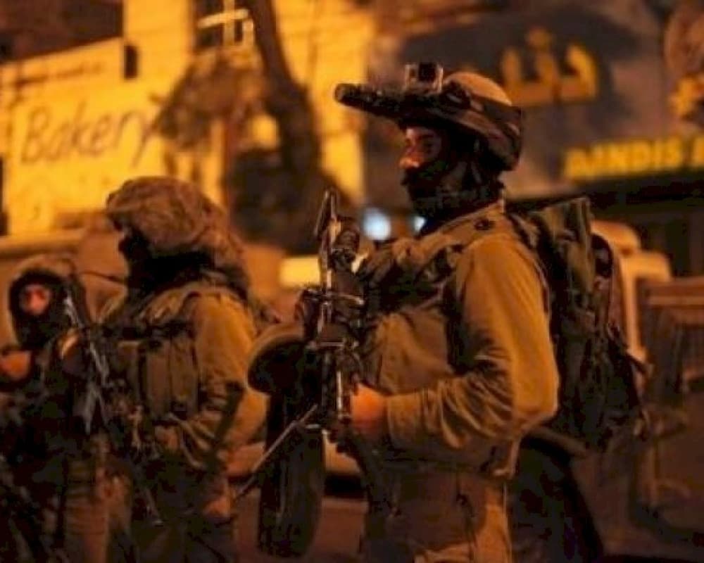 الاحتلال يعتقل ويصيب شباب الضفة