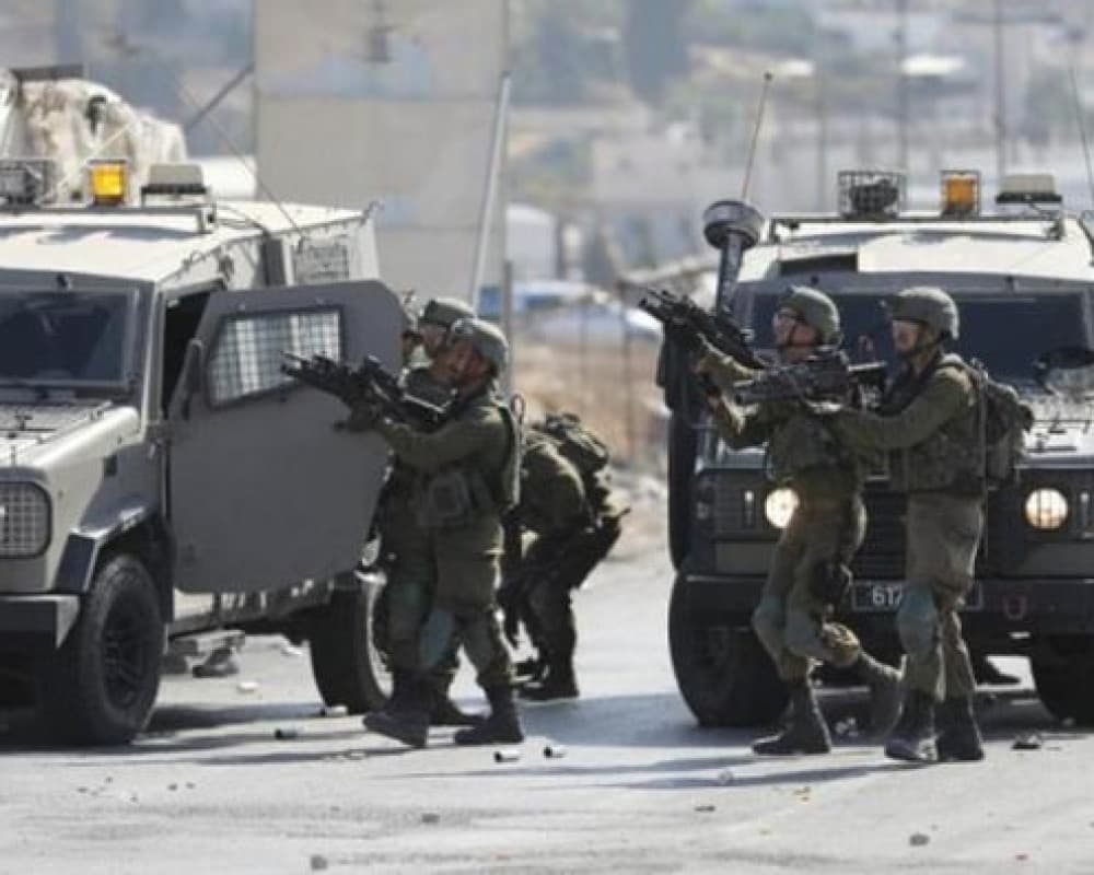 Occupation forces storm Ras al-Far'a house