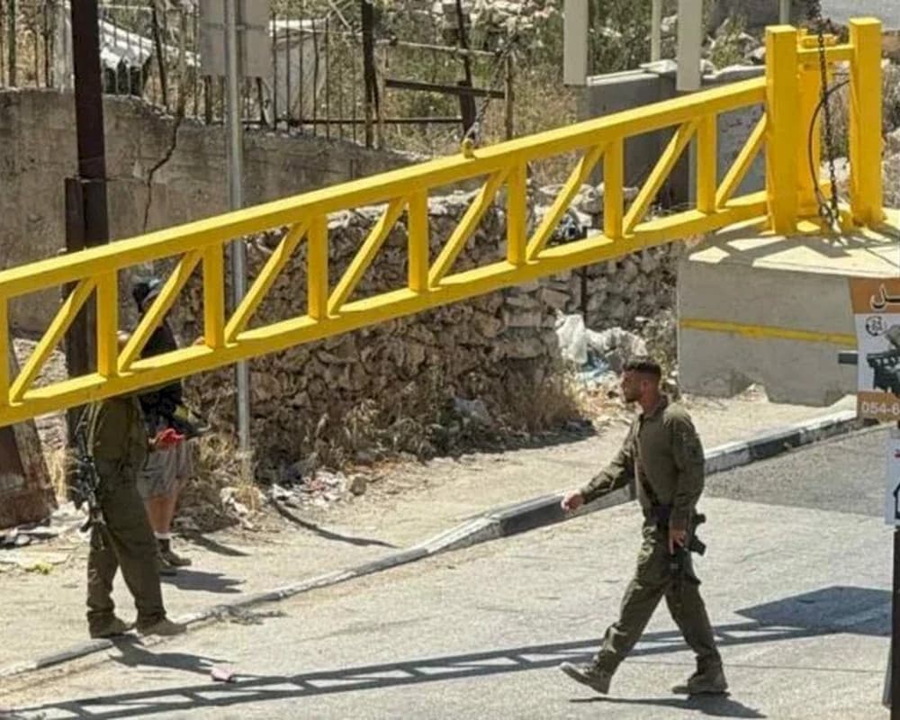 Occupation erects iron gates in Yabad