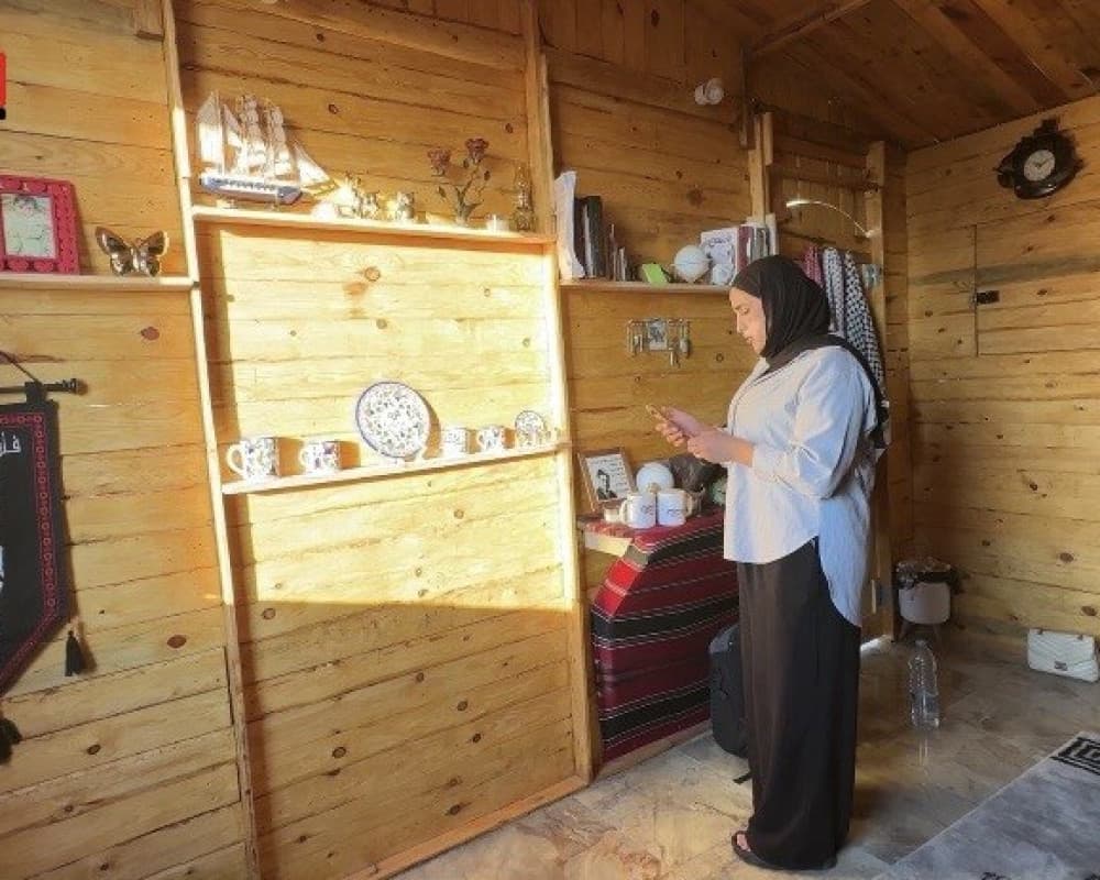 تالا درويش تحوّل أخشاب المساعدات إلى استوديو في غزة
