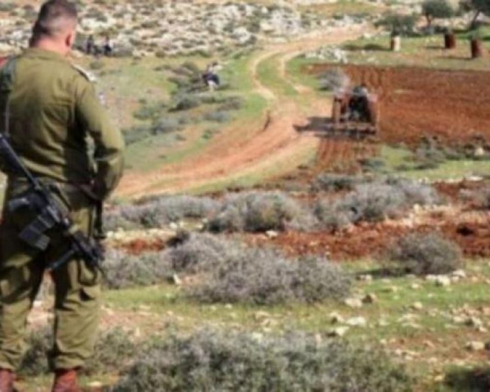 Occupation forces displace farmers east of Qalqilya