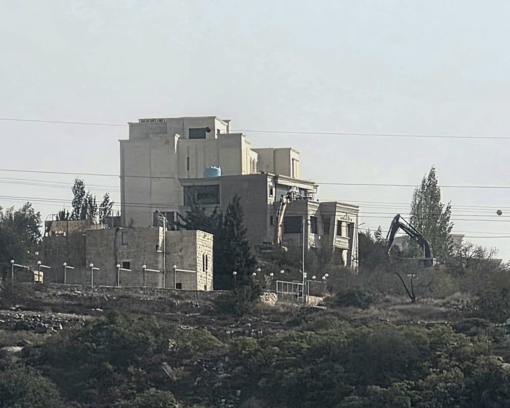 Hebron demolishes building and closes roads