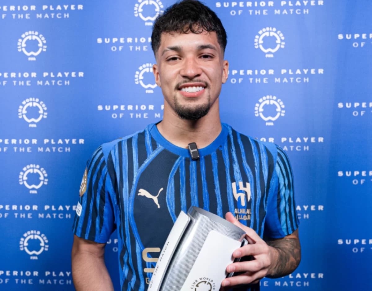 رحيل نجم الهلال السعودي إلى أياكس أمستردام
