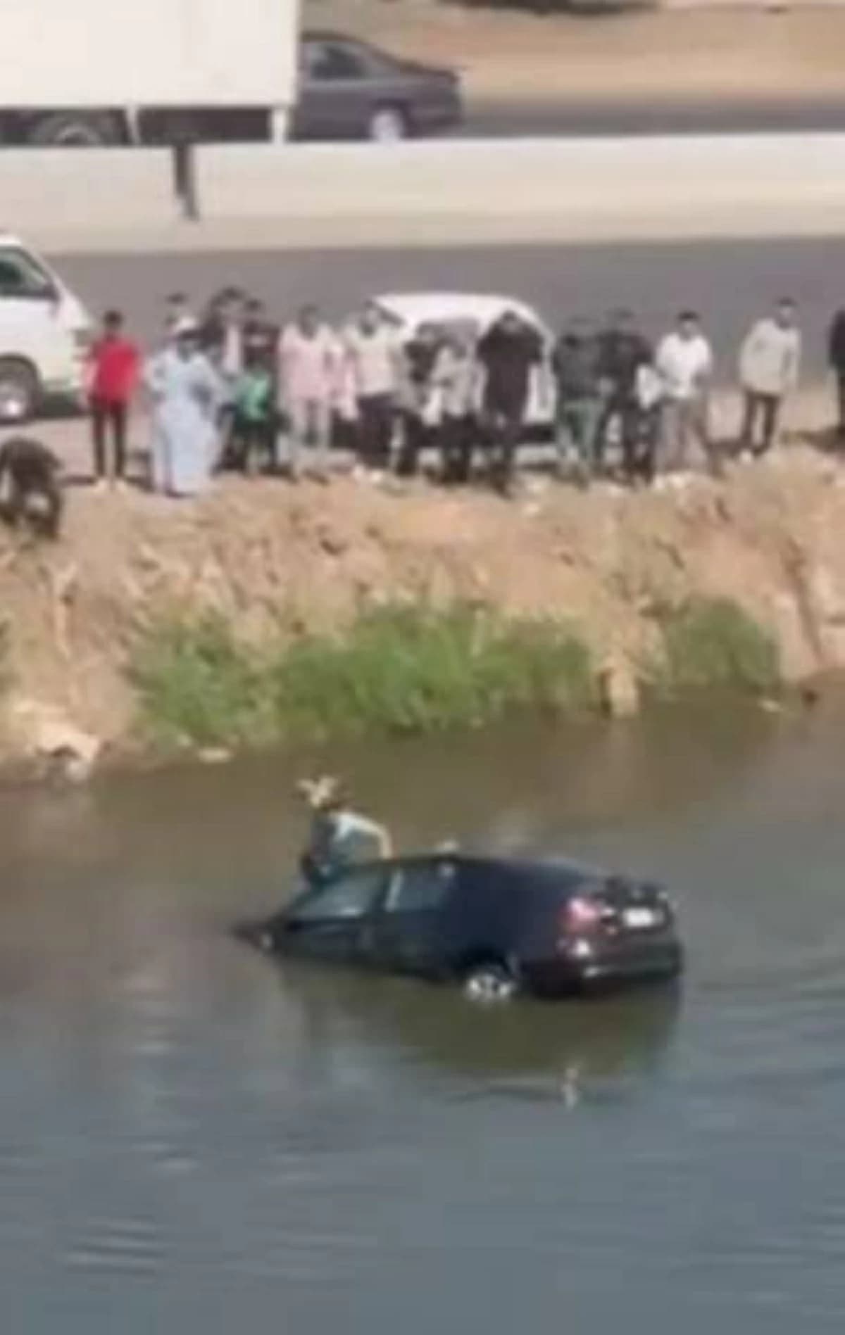 شاب ينقذ أسرة بقفزة في الترعة بالغربية