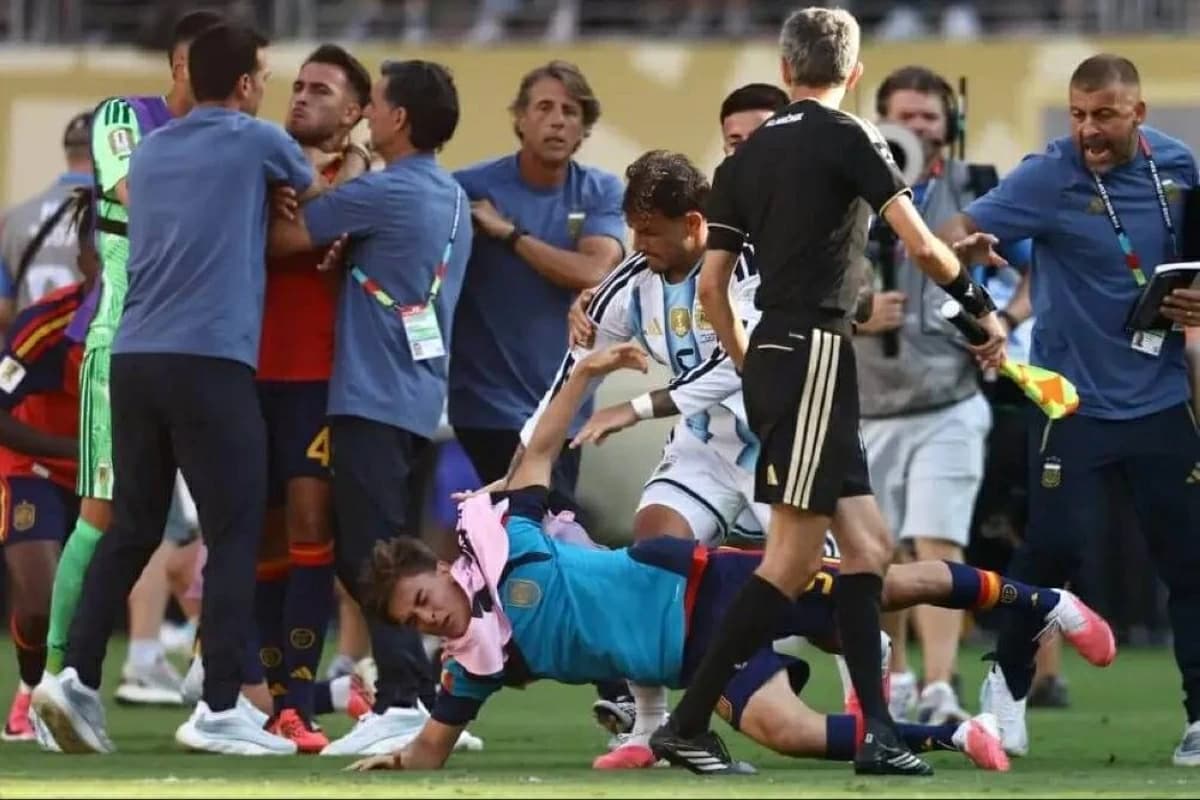 العار يلاحق منتخب الأرجنتين بعد تصرفات لاعبيه