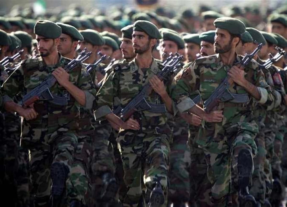 الحرس الثوري يحذر من التواجد قرب الأمريكيين