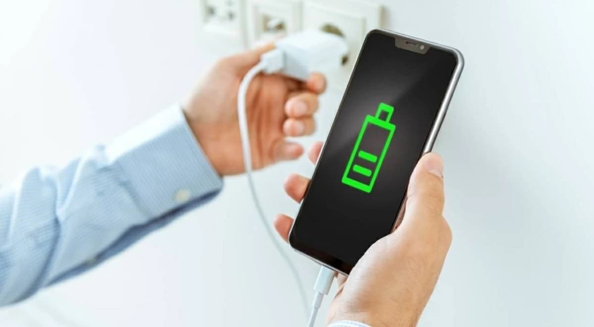 هل إغلاق التطبيقات يوفر بطارية الهاتف