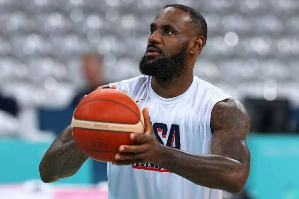 Trump praises Michael Jordan and suggests LeBron James may be racist