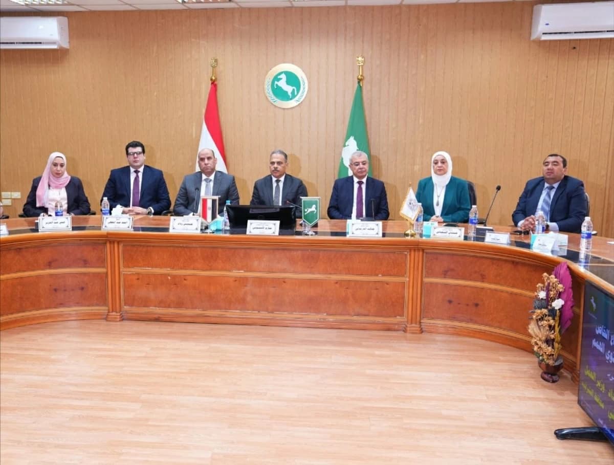 وزير العمل والمحافظ يناقشان تعزيز الشراكة مع القطاع الخاص