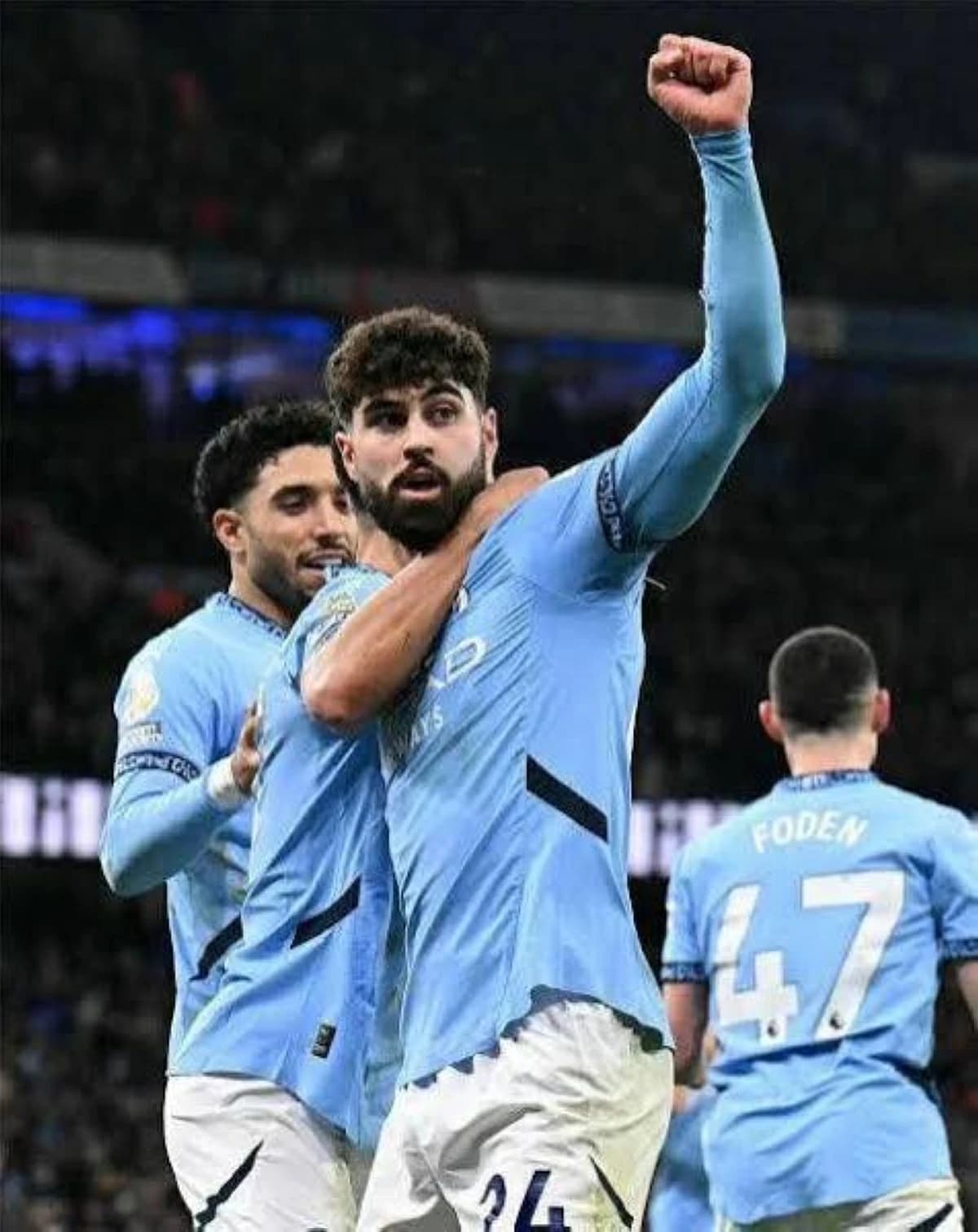 مانشستر سيتي يمدد عقد نجمه